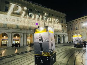 8 marzo a Genova, inaugurata a mezzanotte la mostra fotografica a cielo aperto "Pioniere"