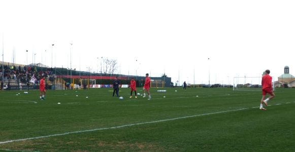 Genoa, allenamento davanti a 300 tifosi: mimose alle donne e applausi per Puscas