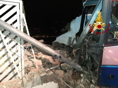 Rapallo, violento incidente bus-automobile: nell'impatto distrutto un fabbricato