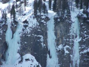 Aosta, cade da una cascata di ghiaccio: morto scalatore genovese di 58 anni