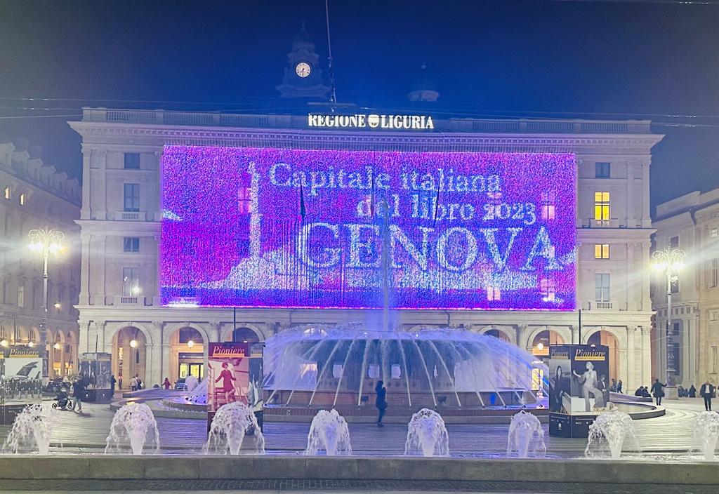 Genova capitale italiana del libro 2023, gioco di luci sul palazzo della Regione per celebrare il successo