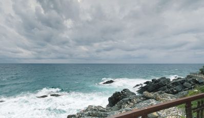 Genova, 17enne si tuffa in mare: travolto da un'onda, è in gravi condizioni