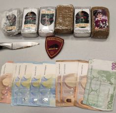 Genova, Polizia interviene per una lite di coppia in appartamento: durante la perquisizione gli agenti trovano più di mezzo kg di hashish