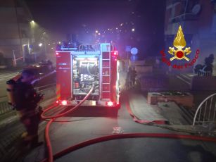 Genova, fiamme in una autorimessa: evacuato un condominio, una persona in ospedale 