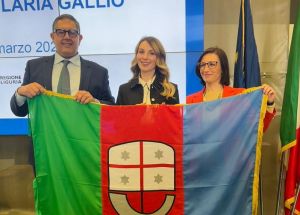 Genova, aveva salvato una scolaresca sulla A10: premiata l'insegnante Ilaria Gallio con la bandiera di Regione Liguria