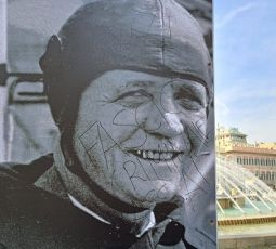 Genova, imbrattata una delle foto della mostra "Pioniere". L'assessore Ferro: "Gesto vergognoso"