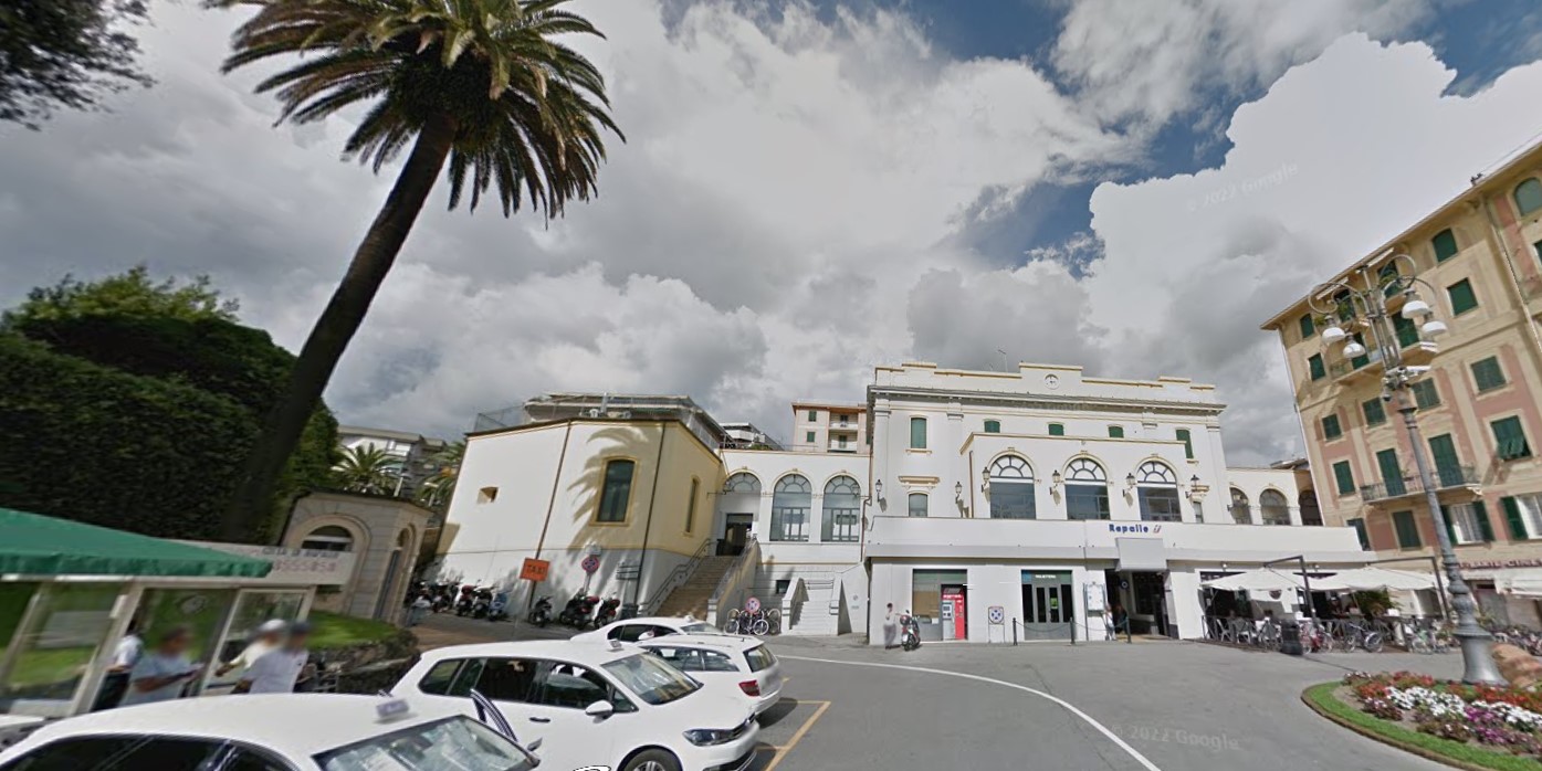 Rapallo, 28enne accoltellato nella notte davanti alla stazione: è in codice rosso al San Martino