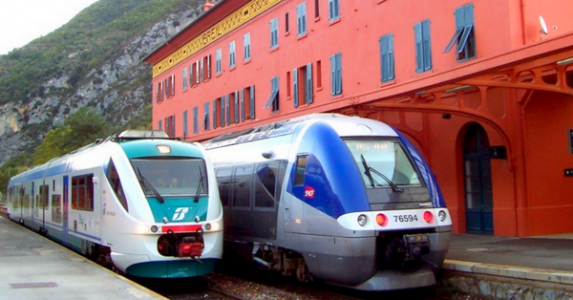 Ventimiglia, donna urtata da un treno e si ferisce a una gamba: interrotta per ore la circolazione ferroviaria