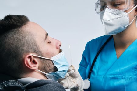 Giornata Nazionale Vittime Covid, il ricordo della Liguria per i suoi quasi 6mila morti: bandiere a mezz'asta e i messaggi sul maxischermo