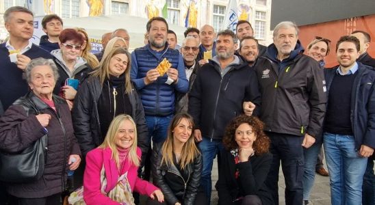 Genova, il ministro Salvini in visita al gazebo della Lega: "Auguri ai papà del mondo da una città che sta crescendo i figli in modo incredibile"