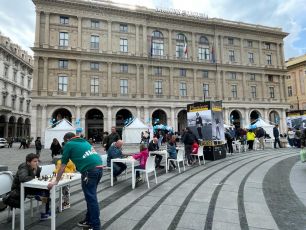 Festa del papà a Genova, in Piazza De Ferrari 40 coppie padre-figlio sfidano un campione di scacchi 