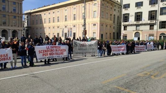 Genova, corteo degli edili in Piazza De Ferrari: 500 mezzi bloccano il traffico