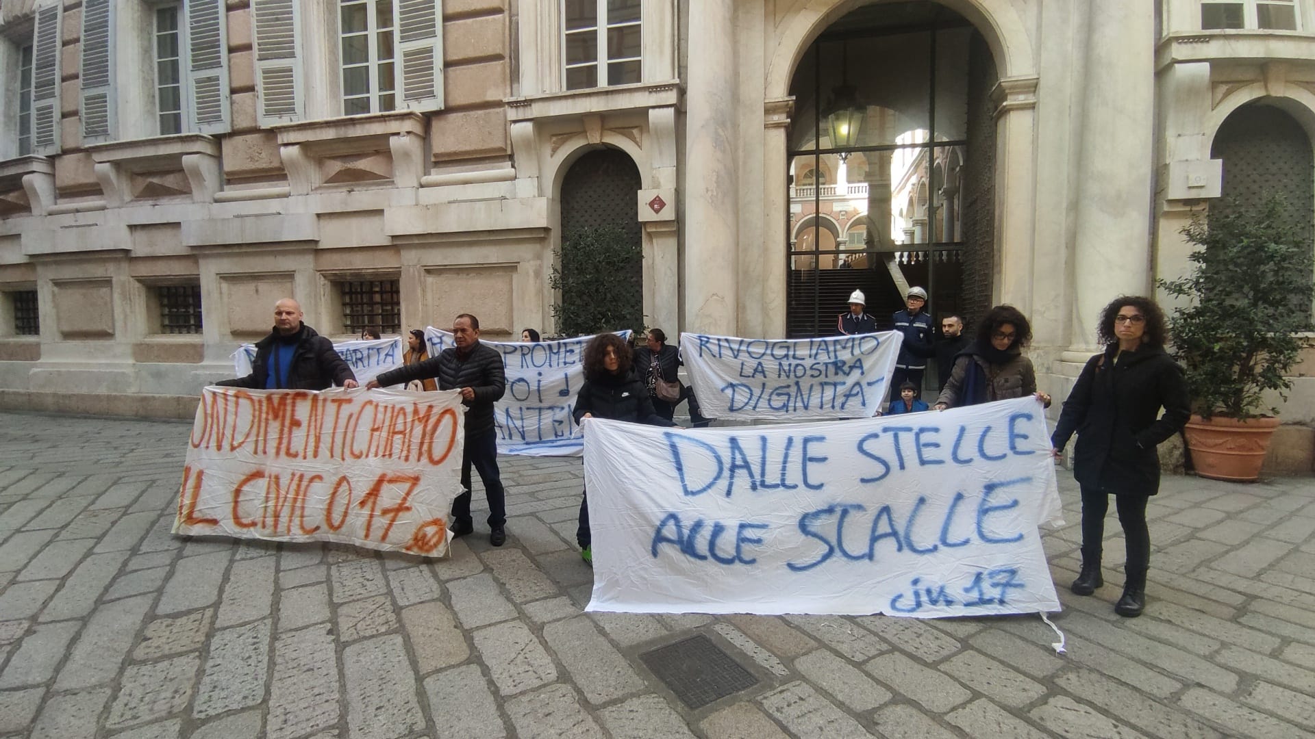 Genova, la protesta degli sfollati di via Piacenza in Comune: "Rivendichiamo dignità"