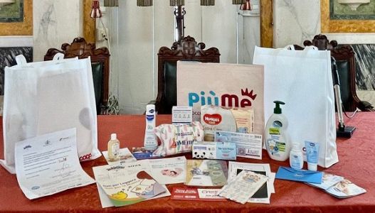 Genova, dal Comune i 'baby kit' per i neonati e le loro famiglie: shampoo, pannolini e saponi profumati