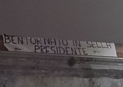 Genoa, striscione per Ferrero in piazza Manin: "Bentornato in sella presidente"