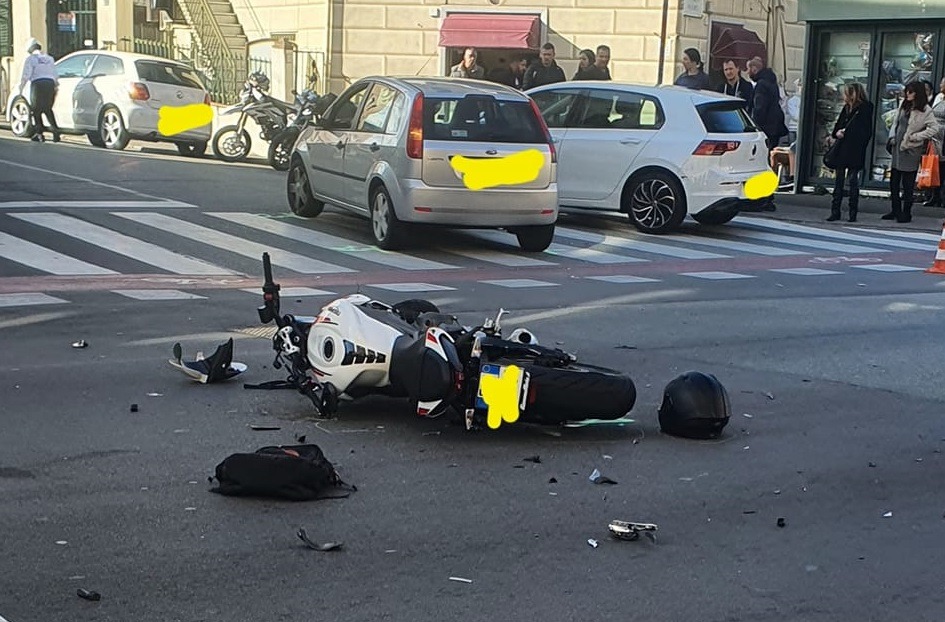 Genova, violento scontro tra un'auto e una moto nel quartiere di Bolzaneto: grave il centauro 20enne
