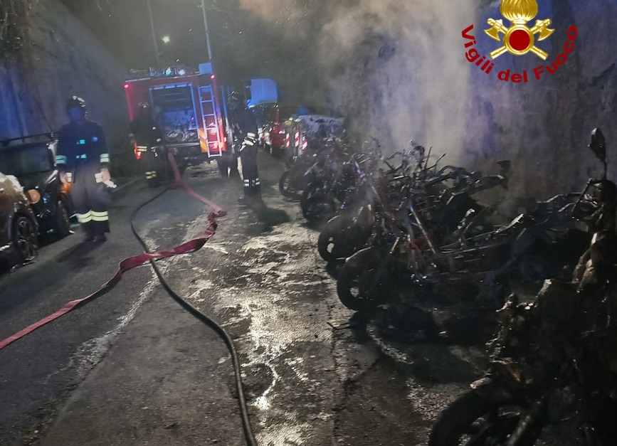 Genova, motorini in fiamme nella notte al Lagaccio: si indaga sulle cause