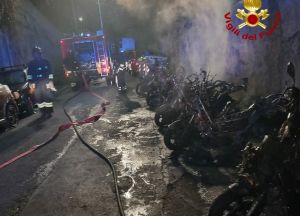 Genova, motorini in fiamme nella notte al Lagaccio: indagini in corso