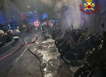 Genova, motorini in fiamme nella notte al Lagaccio: indagini in corso