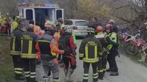 Genova, incidente sul sentiero del monte Proventino: motociclista ferito trasportato a braccia fino all’ambulanza