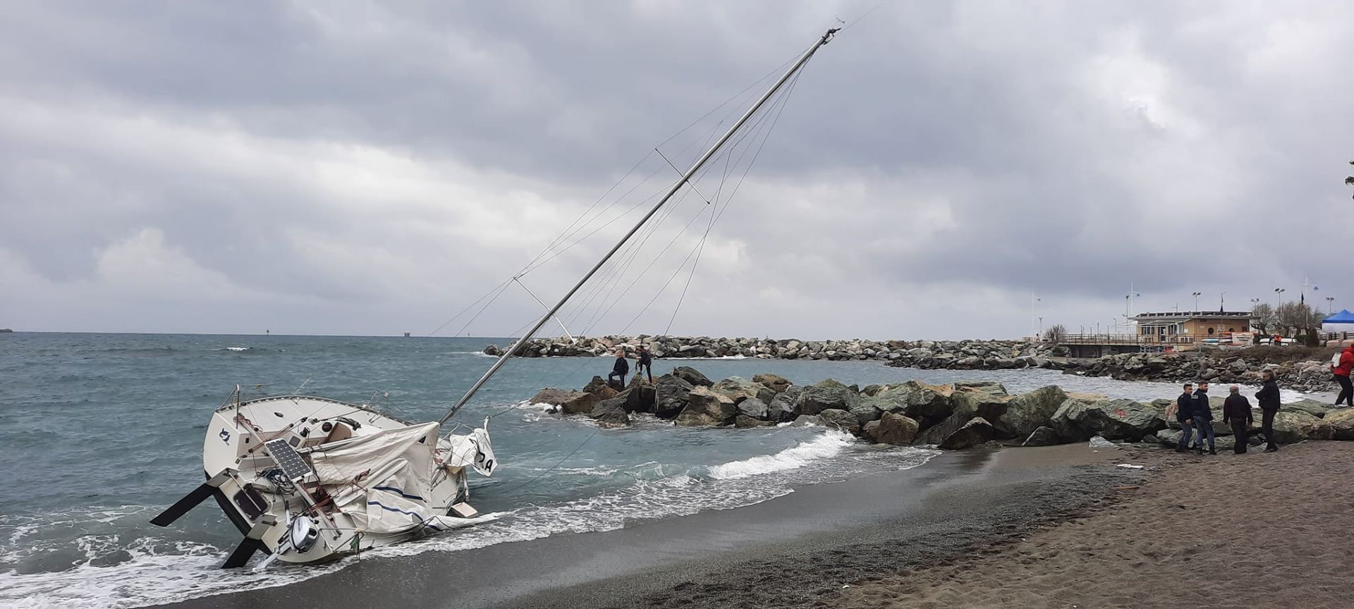 Genova, barca a vela si spiaggia sul litorale di Pegli: equipaggio in salvo