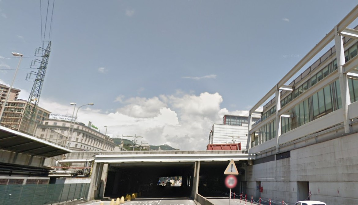 Genova, 30enne cade nel parcheggio del piazzale traghetti: volo di 5 metri, è ricoverato in ospedale