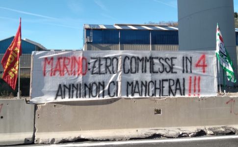 Ansaldo Energia, uno striscione per "salutare" l'ad Marino: "Zero commesse in quattro anni: non ci mancherai"