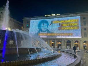 Genova, il maxischermo di Regione Liguria celebra la laurea a Honoris Causa di Ivano Fossati