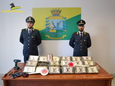 Vado Ligure, 83 kg di cocaina in un container con le banane: tre arresti della guardia di finanza