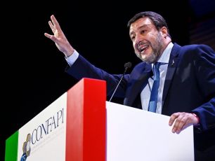Migranti, l'attacco di Salvini alla Francia: "Respinge bimbi a Ventimiglia, ma si tiene i terroristi che dovrebbero stare in galera in Italia"
