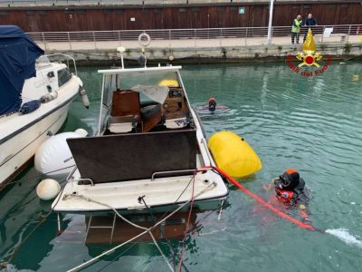 Genova, imbarcazione affonda nel porto di Pra': recuperata dai sommozzatori