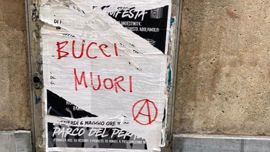 Genova, scritta minatoria degli anarchici contro il sindaco Bucci: solidarietà dal viceministro Rixi