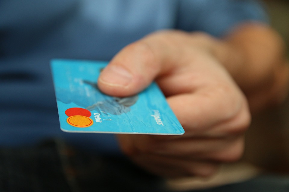 Genova, rubano carta di credito a una barista e fanno shopping: due denunciati