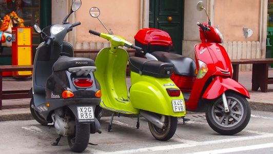 Savona, uomo di 47 anni fotografa case in sella a uno scooter rubato: denunciato per ricettazione