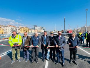 Genova, la sopraelevata portuale riapre al transito dopo 7 mesi. Il presidente Toti: "Così separiamo il traffico pesante da quello ordinario"