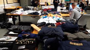 Genova, la guardia di finanza dona abiti alla Caritas: erano stati confiscati in operazioni anti-contraffazione