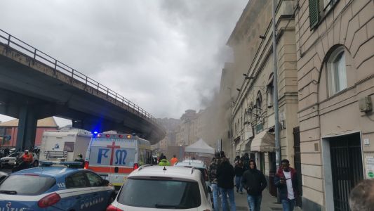 Genova, incendio in un negozio: via Gramsci invasa dal fumo, riapre la sopraelevata