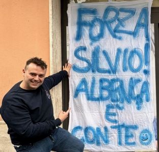 Berlusconi ancora in terapia intensiva, il supporto da Albenga: "Forza Silvio, siamo con te"