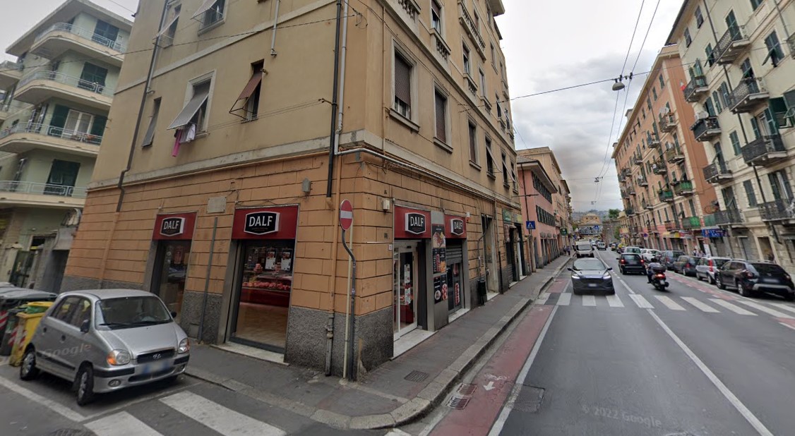 Genova, rapina in una macelleria di via Rossini: i ladri fuggono sparando colpi in aria