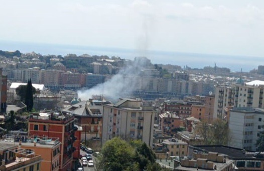 Genova, a fuoco tre auto delle Poste a San Fruttuoso: ipotesi attacco anarchico