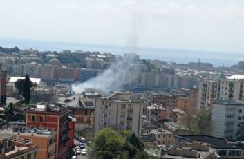 Genova, a fuoco tre auto delle Poste a San Fruttuoso: ipotesi attacco anarchico