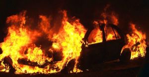 Sestri Levante: automobile prende fuoco durante la marcia, illeso il conducente