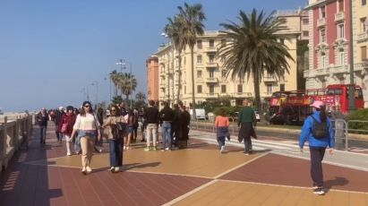 Pasquetta, genovesi e turisti fanno capolino in spiaggia: tanta gente su Corso Italia