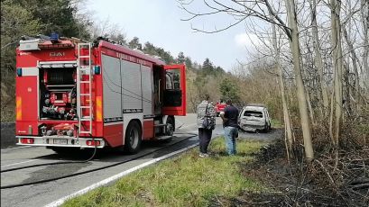 Genova, auto in fiamme sulla Provinciale verso i Piani di Praglia: bruciano anche sterpaglie e alberi