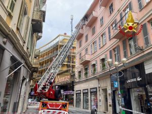 Sanremo, cade intonaco da un palazzo vicino l'Ariston: chiusa via Matteotti