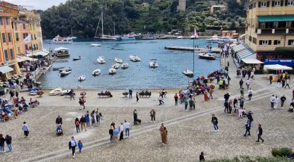 Liguria, i turisti prendono d'assalto Portofino e Camogli: numeri superiori al periodo pre Covid