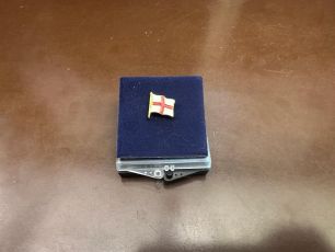 Genova, la sorpresa da "uovo di Pasqua" di Bucci: a consiglieri e assessori una spilletta con la bandiera di San Giorgio
