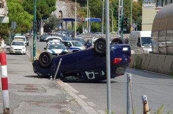 Crocefieschi: un'auto slitta in curva e si ribalta, incastrato il conducente