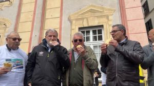 A Genova la focaccia più lunga del mondo. Toti e Bucci: "Assaggiarla vera emozione, il turismo è anche questo"