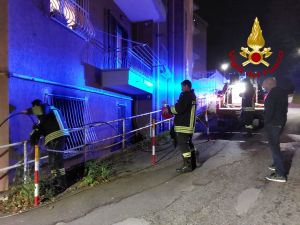 Genova, incendio in via Campomorone: intervento nella notte dei Vigili del Fuoco. Abitazione inagibile